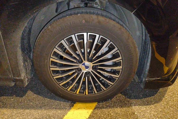 Used Denza D9 2024 DM-i 980 Four-Wheel Drive Prestige Model Right Front Wheel Hub