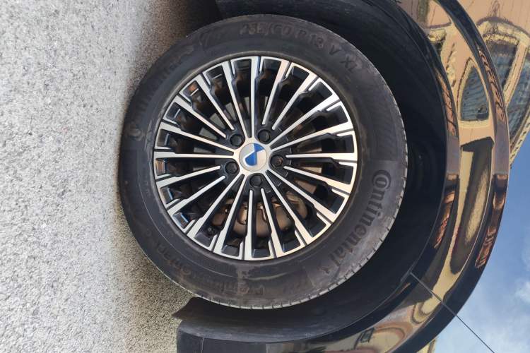 Used Denza D9 2024 DM-i 980 Four-Wheel Drive Prestige Model Right Front Wheel Hub