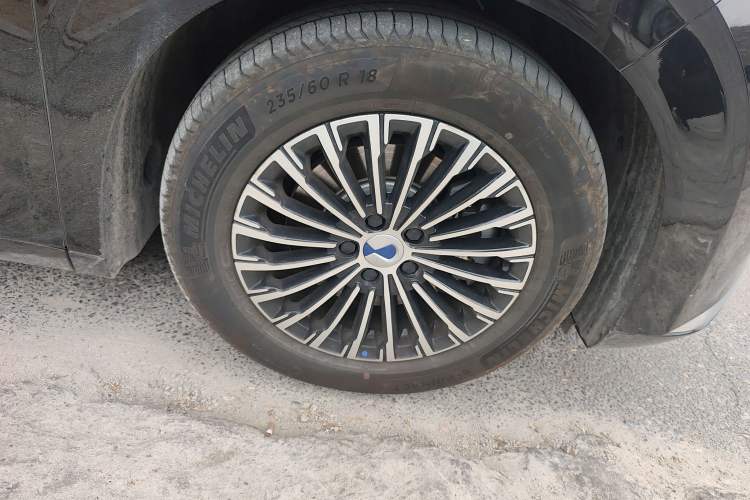Used Denza D9 2024 EV 620 Premium Model Right Front Wheel Hub