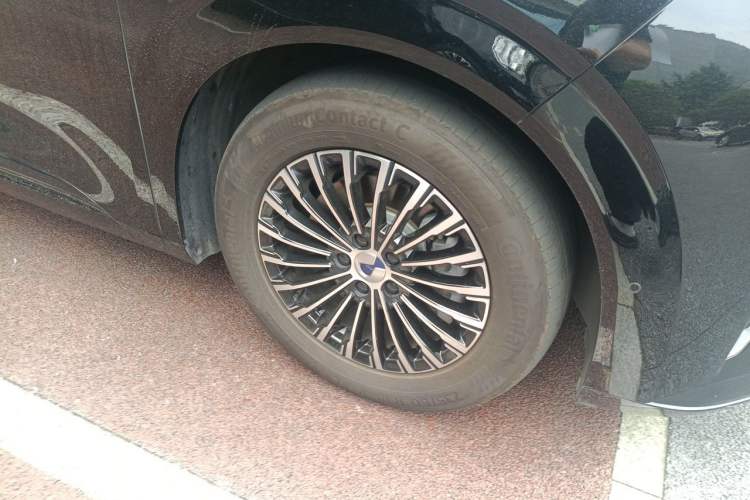 Used Denza D9 2024 DM-i 980 Four-Wheel Drive Flagship Model Right Front Wheel Hub