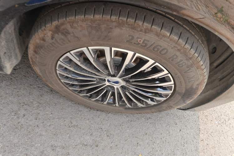 Used Denza D9 2024 DM-i 980 Four-Wheel Drive Prestige Model Right Front Wheel Hub