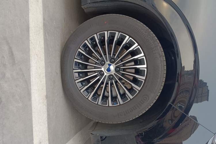 Used Denza D9 2024 DM-i 980 Four-Wheel Drive Prestige Model Right Front Wheel Hub