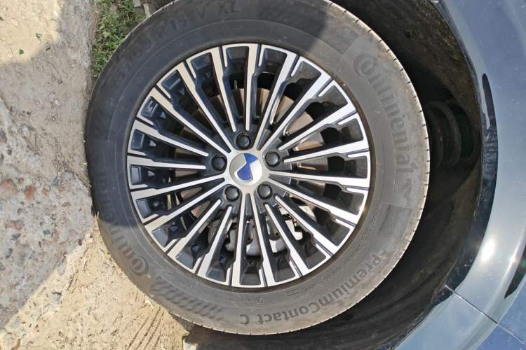 Used Denza D9 2024 DM-i 980 Four-Wheel Drive Flagship Model Right Front Wheel Hub