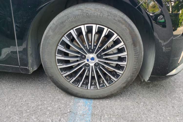 Used Denza D9 2024 DM-i 980 Four-Wheel Drive Prestige Model Right Front Wheel Hub