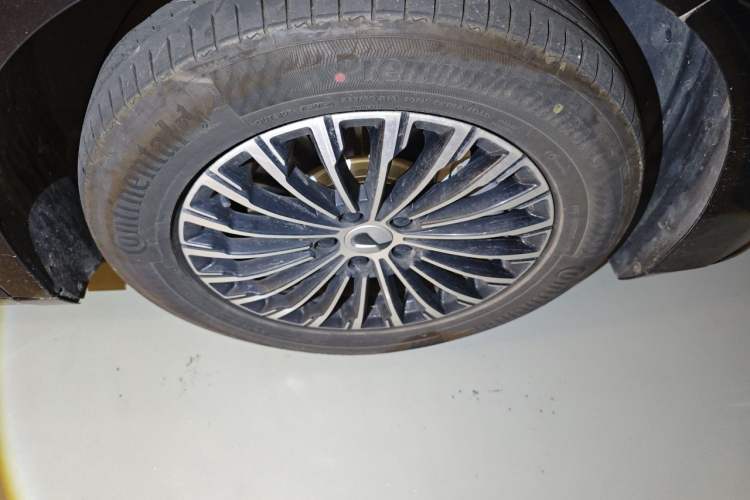Used Denza D9 2024 DM-i 980 Four-Wheel Drive Prestige Model Right Front Wheel Hub