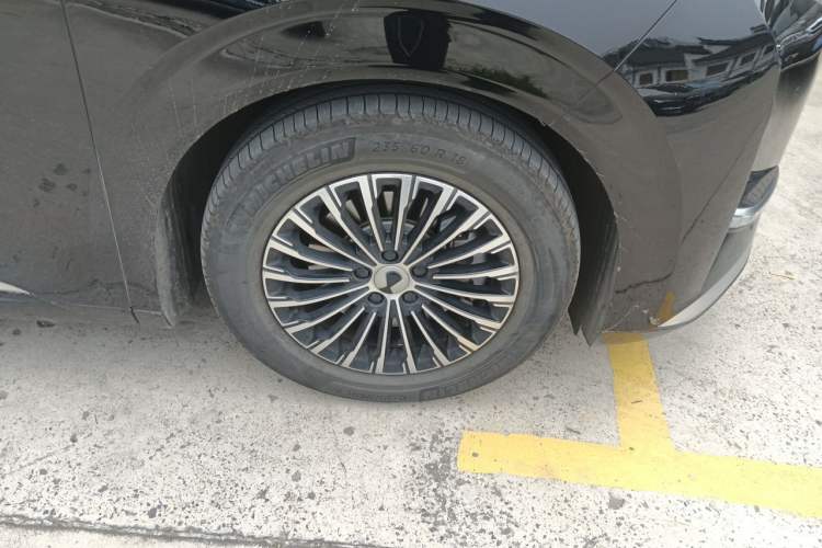 Used Denza D9 2024 DM-i 980 Four-Wheel Drive Prestige Model Right Front Wheel Hub