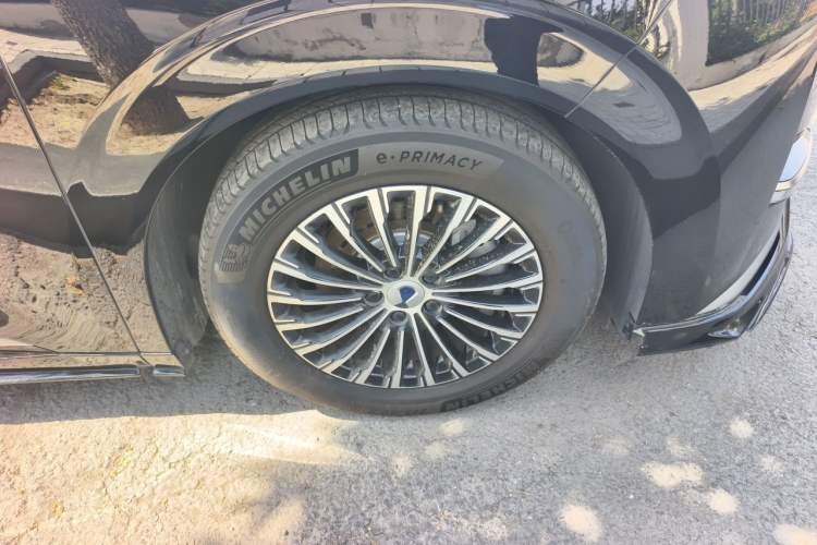 Used Denza D9 2024 DM-i 980 Four-Wheel Drive Prestige Model Right Front Wheel Hub