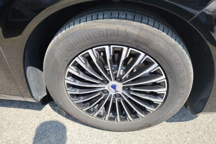 Used Denza D9 2024 DM-i 1050 Luxury Model Right Front Wheel Hub