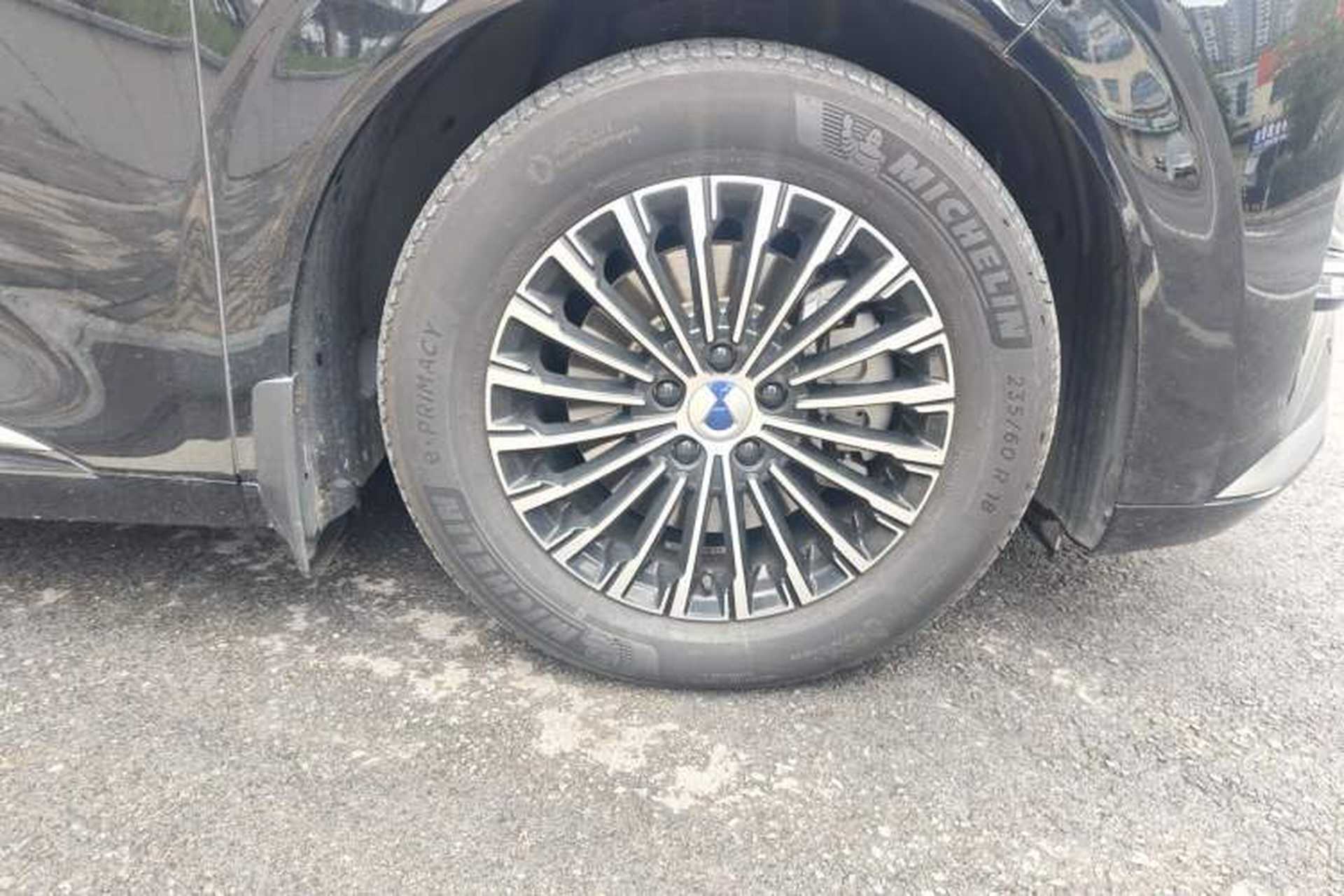 Used Denza D9 2024 DM-i 1050 Luxury Model Right Front Wheel Hub