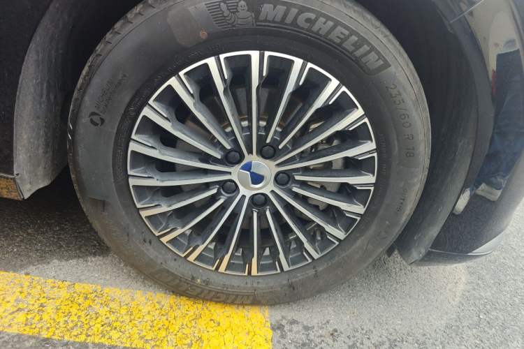Used Denza D9 2024 DM-i 1050 Luxury Model Right Front Wheel Hub