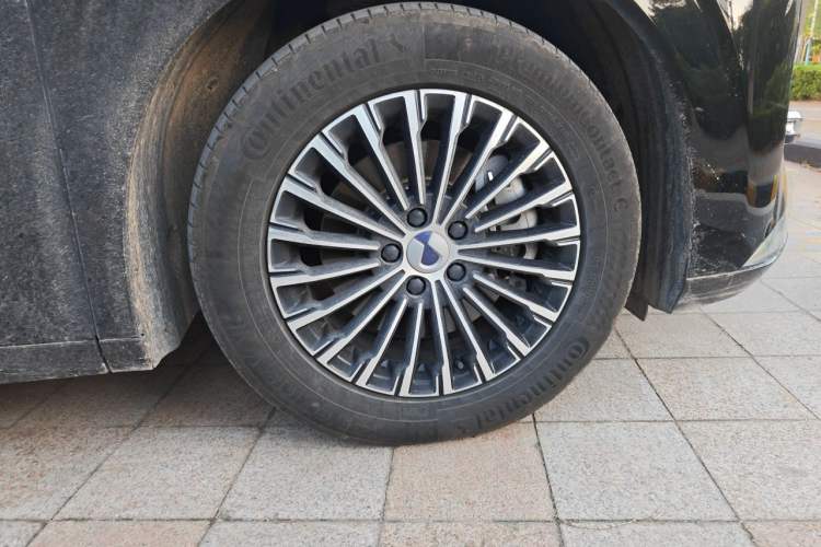 Used Denza D9 2024 DM-i 980 Four-Wheel Drive Prestige Model Right Front Wheel Hub