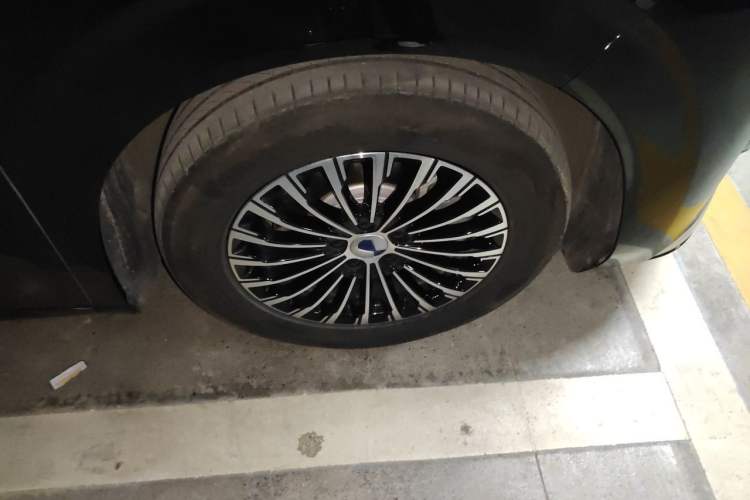 Used Denza D9 2024 DM-i 1050 Luxury Model Right Front Wheel Hub