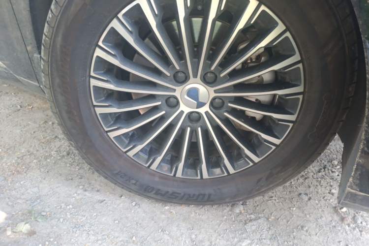 Used Denza D9 2024 DM-i 980 Four-Wheel Drive Flagship Model Right Front Wheel Hub