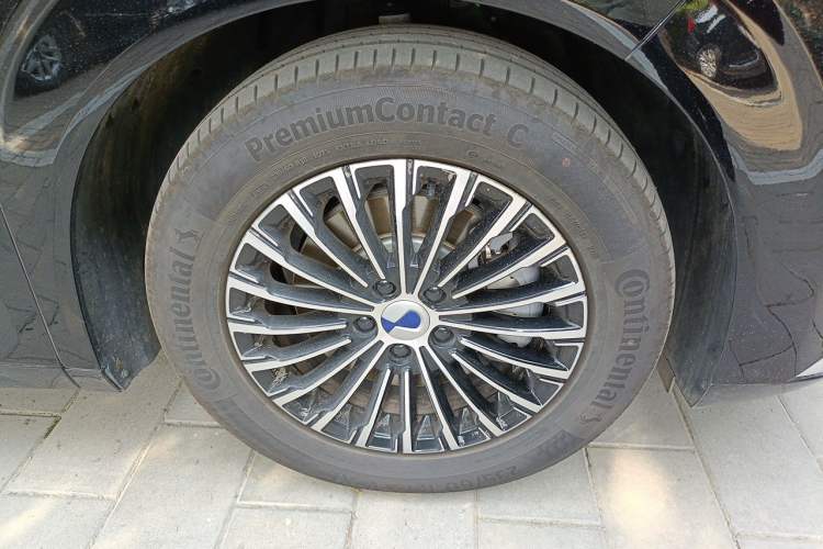 Used Denza D9 2024 DM-i 1050 Luxury Model Right Front Wheel Hub