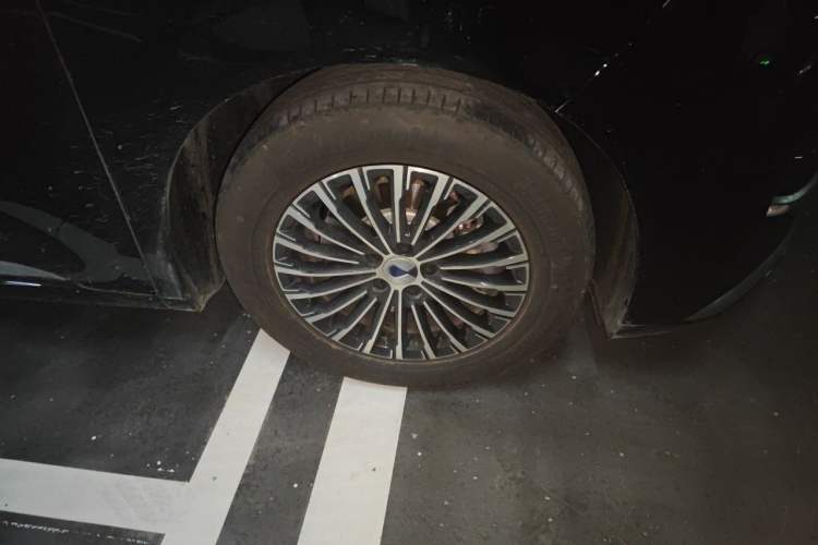 Used Denza D9 2024 DM-i 980 Four-Wheel Drive Prestige Model Right Front Wheel Hub