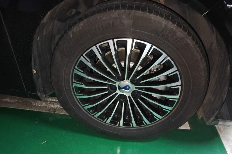 Used Denza D9 2024 DM-i 980 Four-Wheel Drive Prestige Model Right Front Wheel Hub