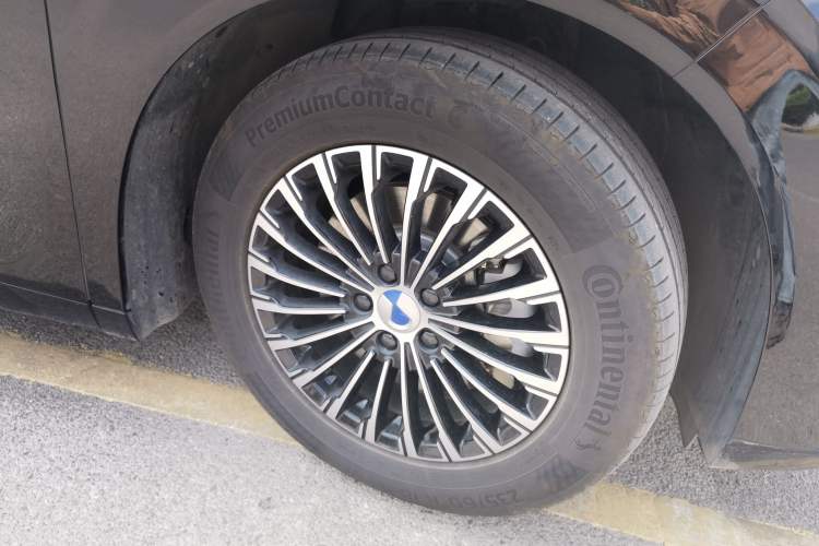 Used Denza D9 2024 DM-i 980 Four-Wheel Drive Prestige Model Right Front Wheel Hub