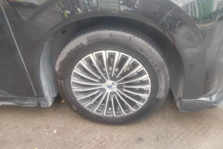 Used Denza D9 2024 DM-i 980 Four-Wheel Drive Prestige Model Right Front Wheel Hub