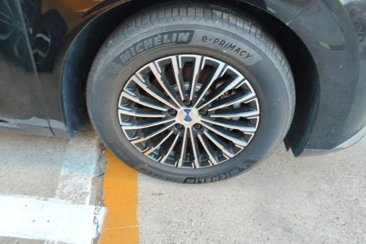 Used Denza D9 2024 DM-i 980 Four-Wheel Drive Prestige Model Right Front Wheel Hub
