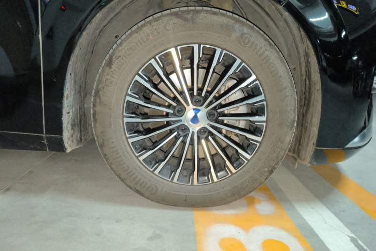 Used Denza D9 2024 DM-i 980 Four-Wheel Drive Prestige Model Right Front Wheel Hub