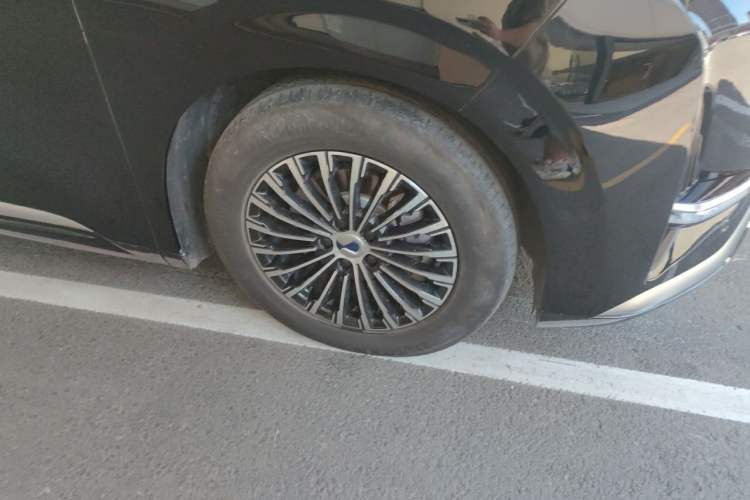 Used Denza D9 2024 DM-i 980 Four-Wheel Drive Prestige Model Right Front Wheel Hub