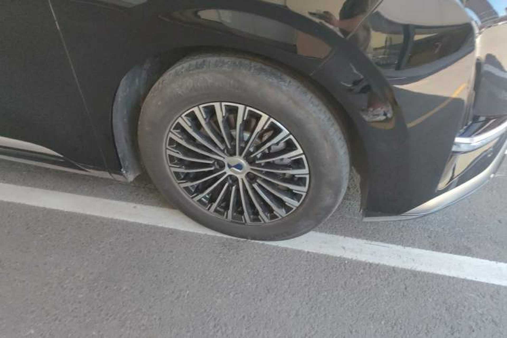 Used Denza D9 2024 DM-i 980 Four-Wheel Drive Prestige Model Right Front Wheel Hub