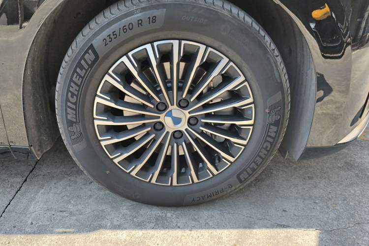Used Denza D9 2024 DM-i 980 Four-Wheel Drive Prestige Model Right Front Wheel Hub