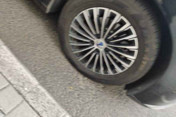 Used Denza D9 2024 EV 620 Premium Model Right Front Wheel Hub