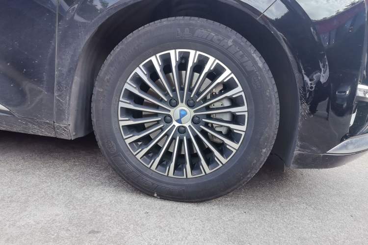 Used Denza D9 2024 DM-i 980 Four-Wheel Drive Flagship Model Right Front Wheel Hub