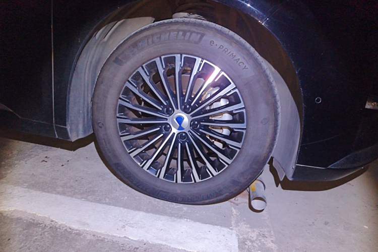 Used Denza D9 2024 DM-i 980 Four-Wheel Drive Flagship Model Right Front Wheel Hub