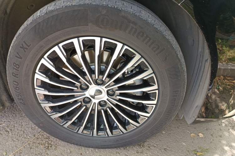 Used Denza D9 2024 DM-i 980 Four-Wheel Drive Prestige Model Right Front Wheel Hub