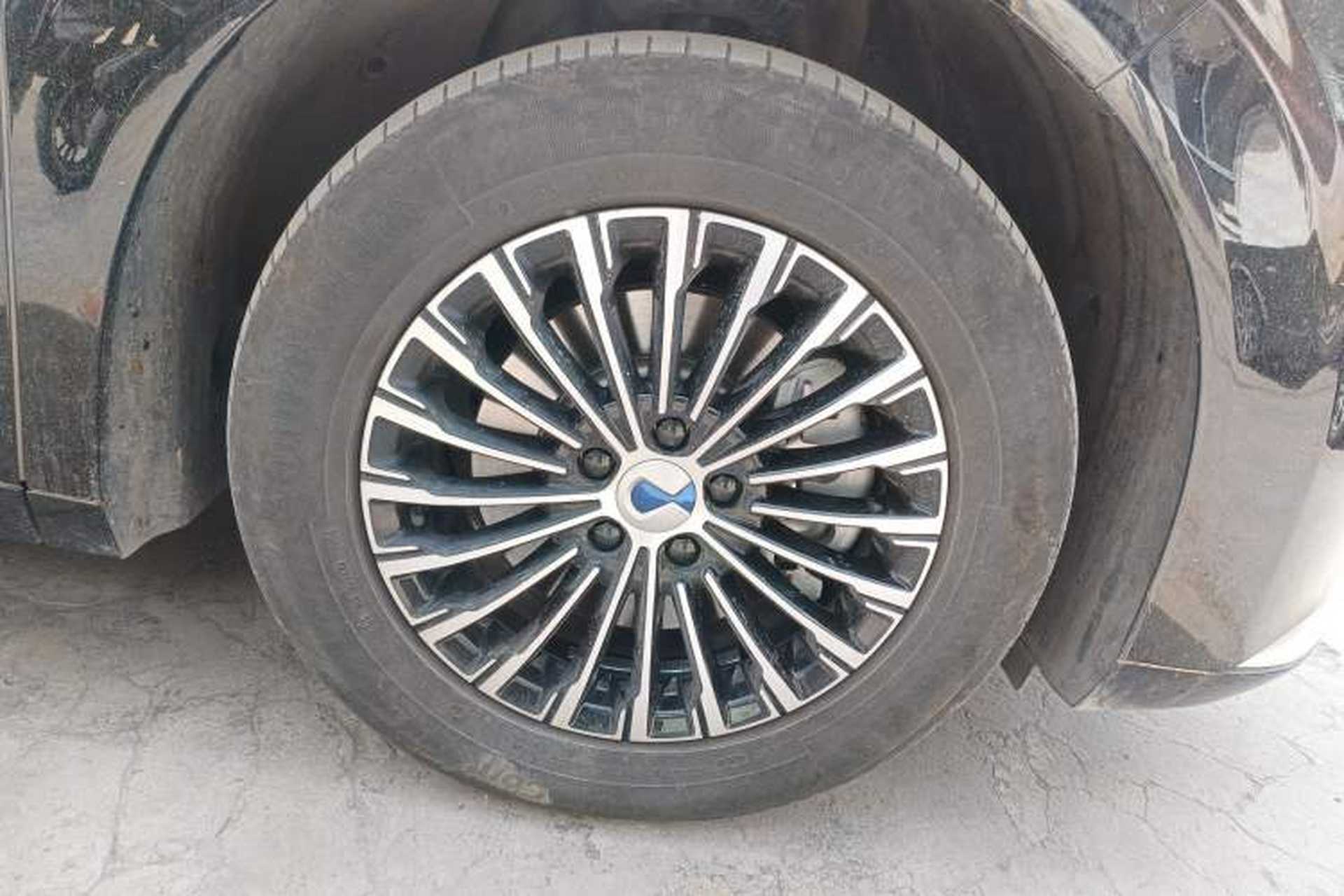 Used Denza D9 2024 DM-i 980 Four-Wheel Drive Flagship Model Right Front Wheel Hub