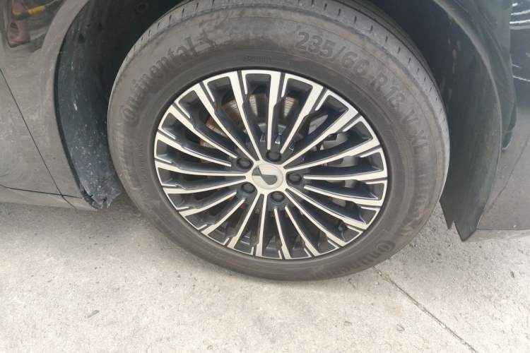 Used Denza D9 2024 DM-i 1050 Luxury Model Right Front Wheel Hub