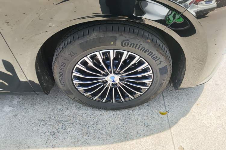 Used Denza D9 2024 DM-i 980 Four-Wheel Drive Prestige Model Right Front Wheel Hub