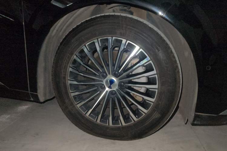 Used Denza D9 2024 EV 600 Four-Wheel-Drive Flagship Model Right Front Wheel Hub