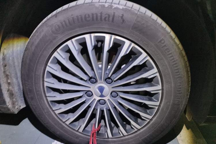 Used Denza D9 2024 DM-i 1050 Luxury Model Right Front Wheel Hub