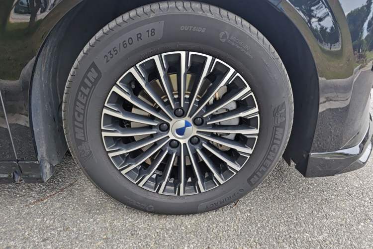 Used Denza D9 2024 DM-i 1050 Luxury Model Right Front Wheel Hub