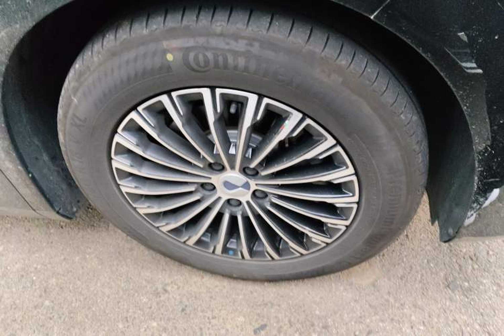 Used Denza D9 2024 DM-i 980 Four-Wheel Drive Prestige Model Right Front Wheel Hub