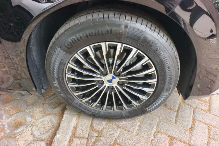 Used Denza D9 2024 DM-i 980 Four-Wheel Drive Prestige Model Right Front Wheel Hub
