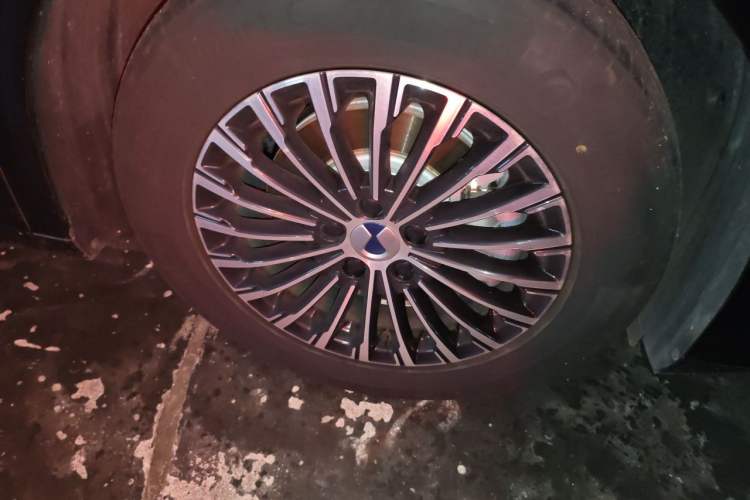 Used Denza D9 2024 DM-i 1050 Luxury Model Right Front Wheel Hub