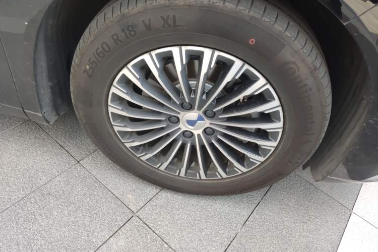 Used Denza D9 2024 DM-i 1050 Luxury Model Right Front Wheel Hub