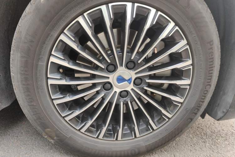 Used Denza D9 2024 DM-i 980 Four-Wheel Drive Prestige Model Right Front Wheel Hub