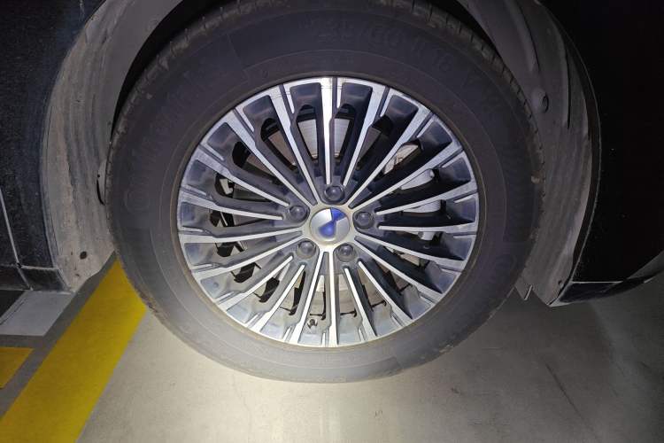 Used Denza D9 2024 DM-i 1050 Luxury Model Right Front Wheel Hub