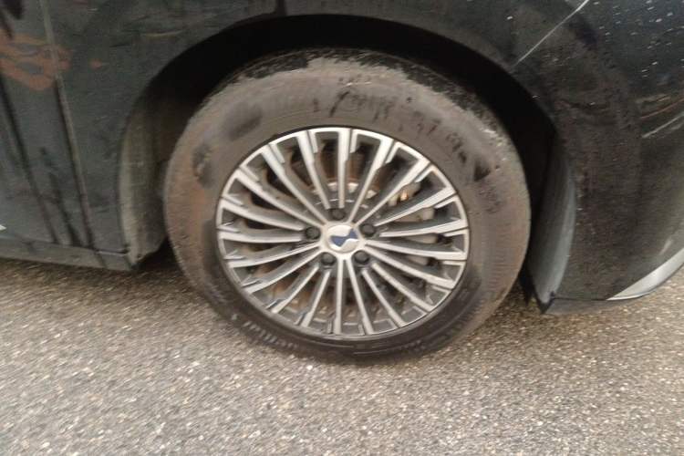Used Denza D9 2024 DM-i 980 Four-Wheel Drive Prestige Model Right Front Wheel Hub