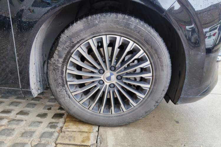 Used Denza D9 2024 EV 620 Premium Model Right Front Wheel Hub