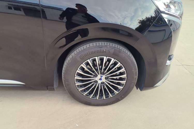 Used Denza D9 2024 DM-i 980 Four-Wheel Drive Prestige Model Right Front Wheel Hub