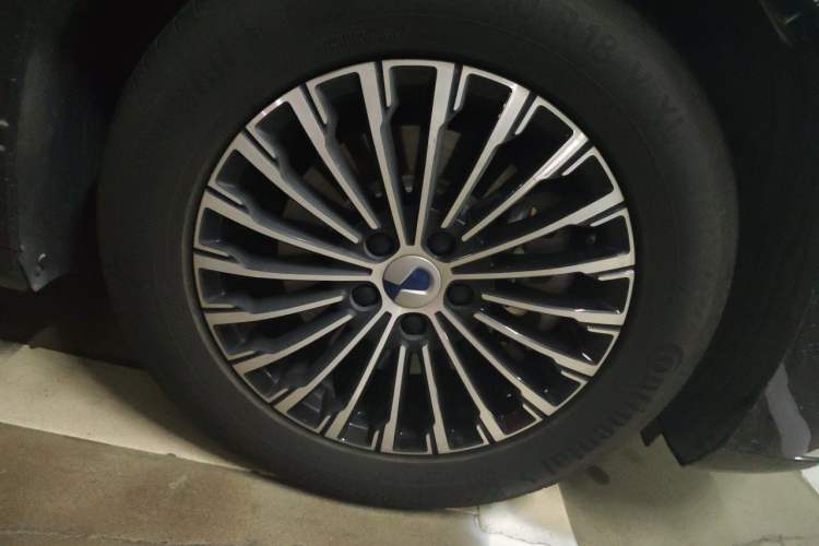 Used Denza D9 2024 DM-i 980 Four-Wheel Drive Prestige Model Right Front Wheel Hub