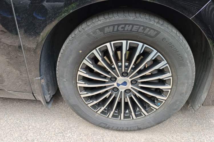 Used Denza D9 2024 DM-i 1050 Luxury Model Right Front Wheel Hub