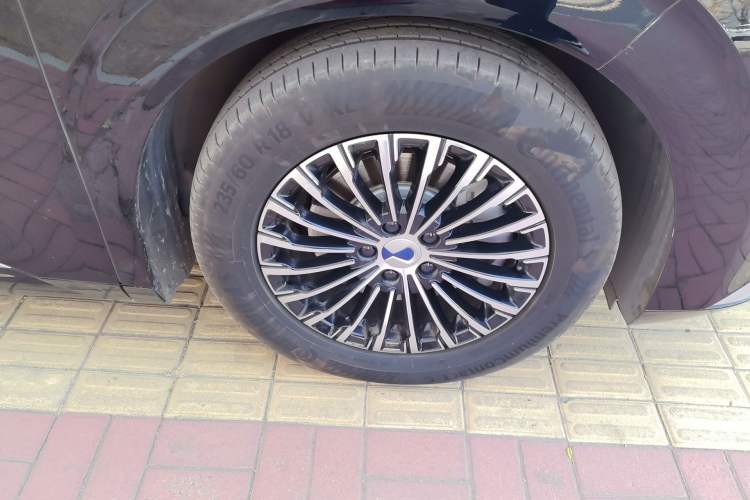 Used Denza D9 2024 DM-i 1050 Luxury Model Right Front Wheel Hub