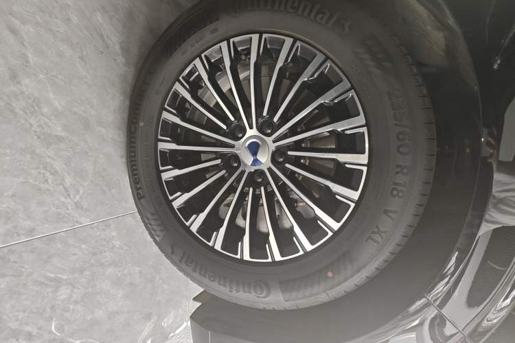 Used Denza D9 2024 DM-i 980 Four-Wheel Drive Prestige Model Right Front Wheel Hub